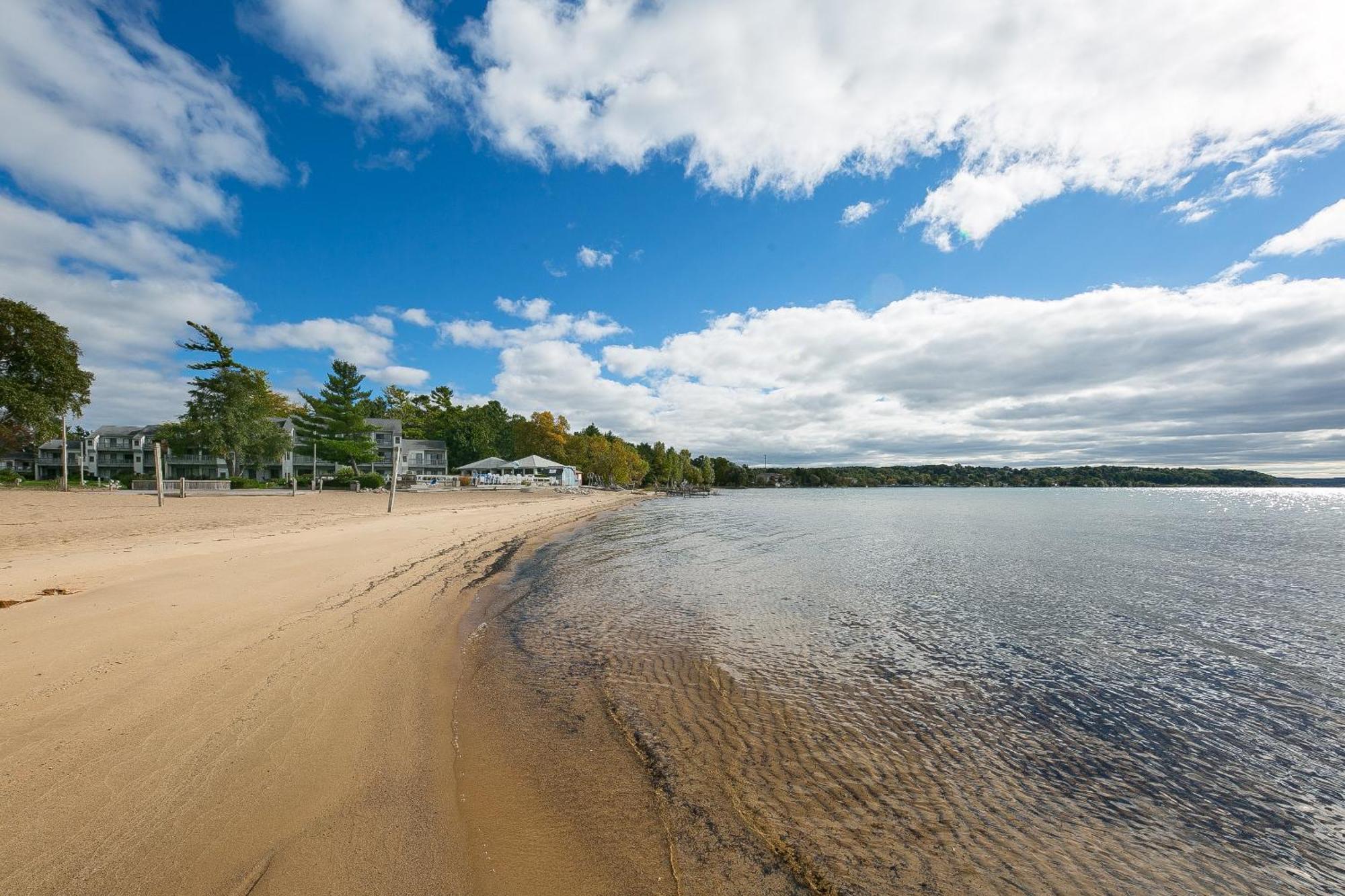 Gorgeous 2 Bedroom Lake View Condo Traverse City Esterno foto