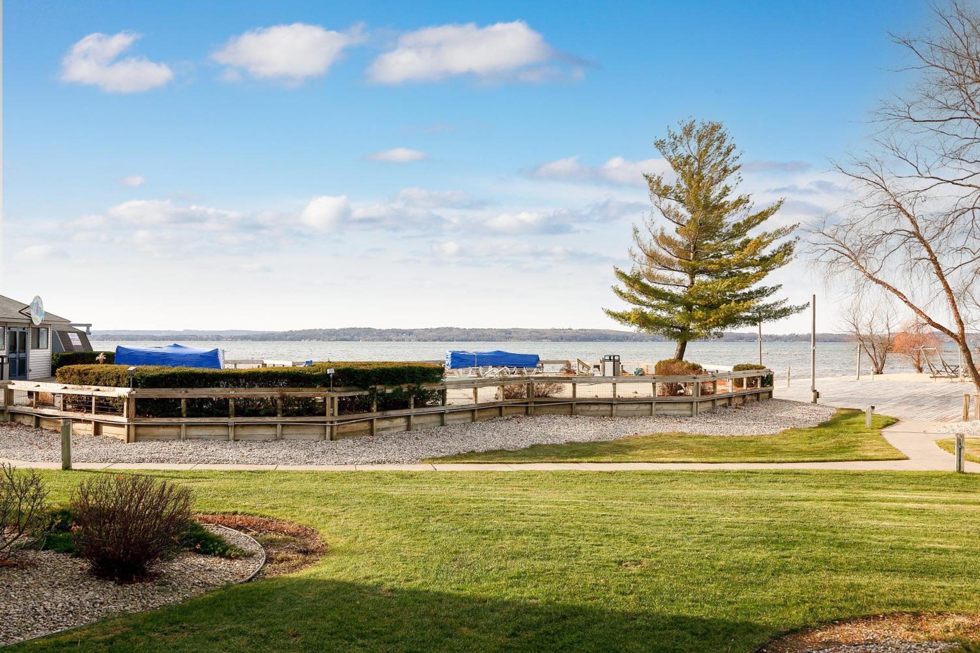 Gorgeous 2 Bedroom Lake View Condo Traverse City Esterno foto