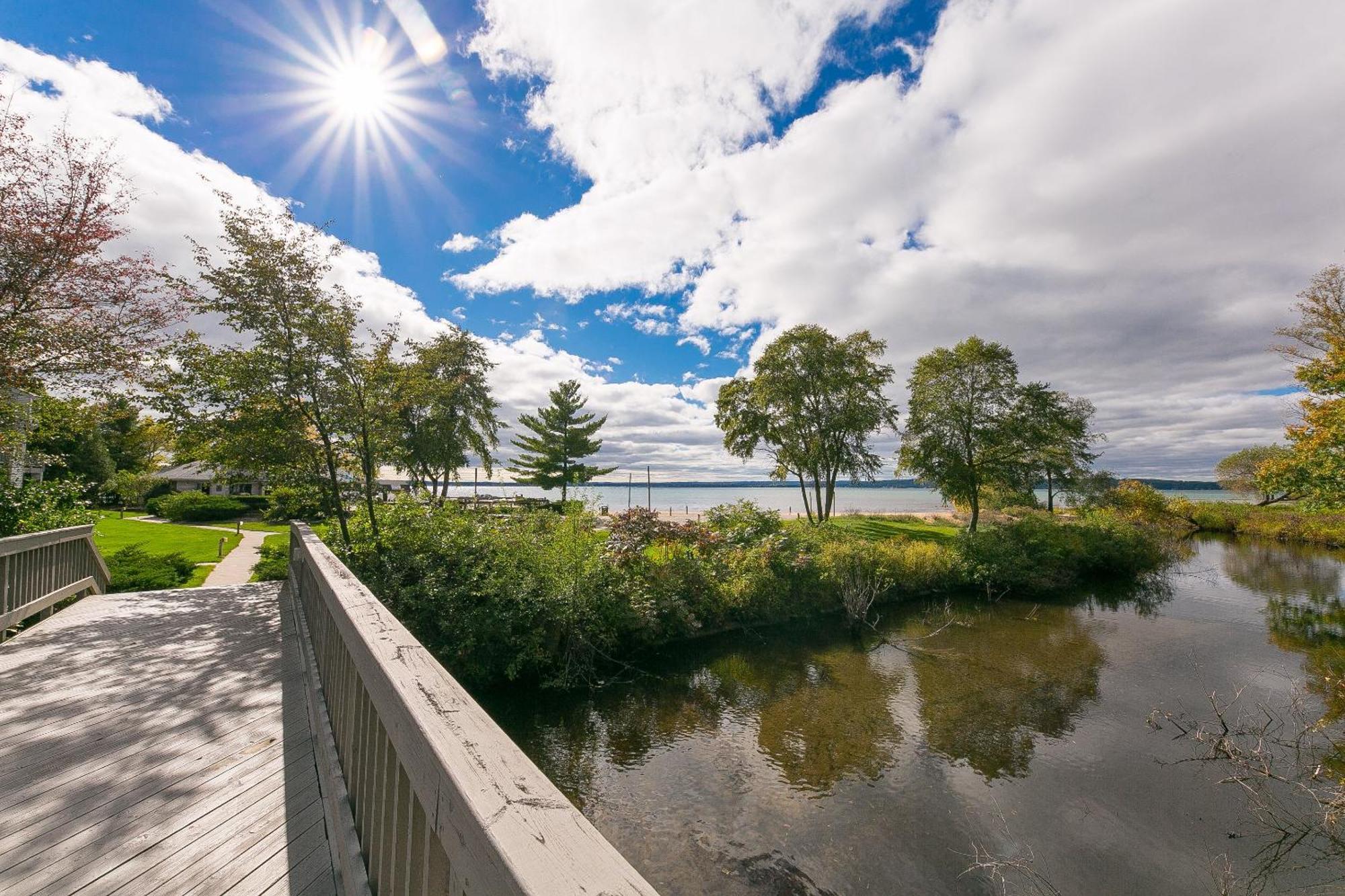 Gorgeous 2 Bedroom Lake View Condo Traverse City Esterno foto