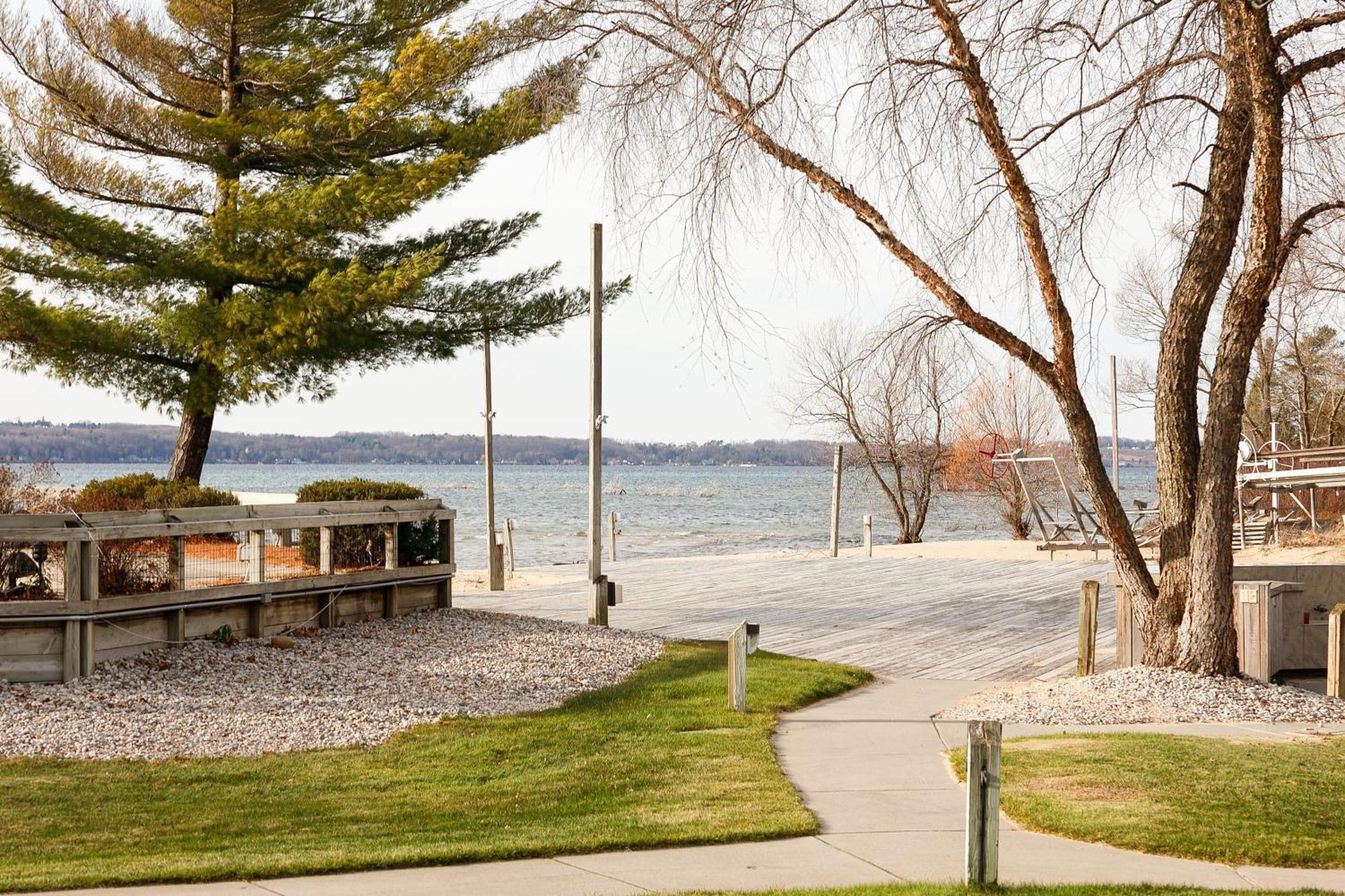 Gorgeous 2 Bedroom Lake View Condo Traverse City Esterno foto